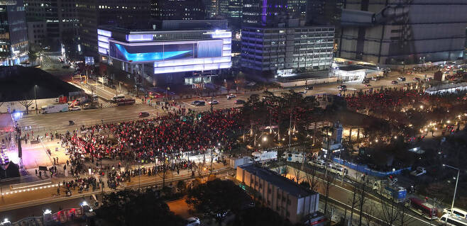 2022 카타르월드컵 한국과 우루과이의 경기가 열리는 24일 저녁 거리 응원이 펼쳐진 서울 종로구 광화문광장에서 붉은 악마가 경기 시작전 힘차게 응원하고 있다.강창광 선임기자 chang@hani.co.kr