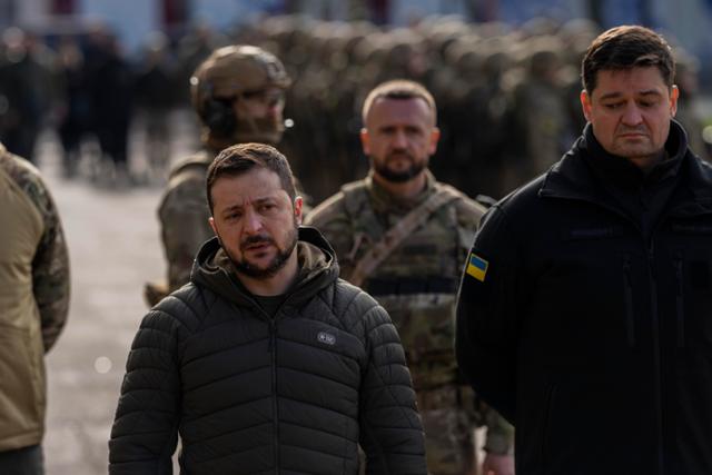 볼로디미르 젤렌스키 우크라이나 대통령이 14일 최근 탈환한 헤르손을 방문해 둘러보고 있다. 헤르손=AP 뉴시스