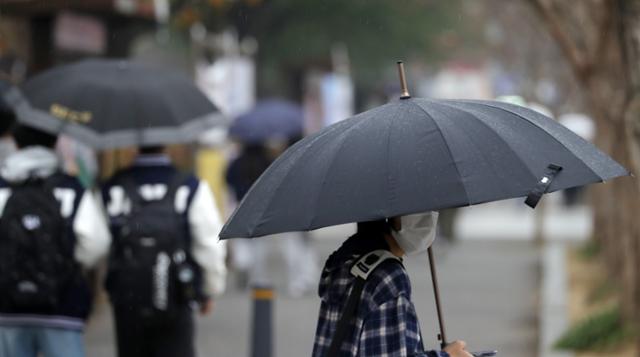 비가 내린 22일 전북 전주시 전북대에서 우산을 쓴 학생들이 발걸음을 옮기고 있다. 전주=뉴스1