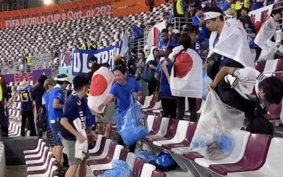 일본 팬들이 경기 종료 후 관객석 주변의 쓰레기를 정리하고 있다. [사진=FIFA(국제축구연맹) SNS]
