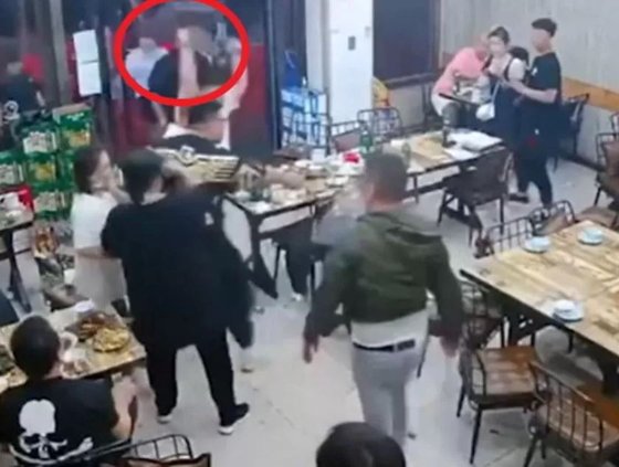 지난 6월 10일 오전 2시쯤 중국 허베이성 탕산시의 한 식당에서 남성들이 여성들을 집단 폭행하는 사건이 발생했다. 사진 웨이보 캡처