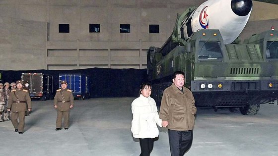 19일 노동신문이 공개한 사진 중 김정은 북한 국무위원장이 딸과 함께 대륙간탄도미사일(ICBM) 발사를 지휘하는 모습. 노동신문 뉴스1.
