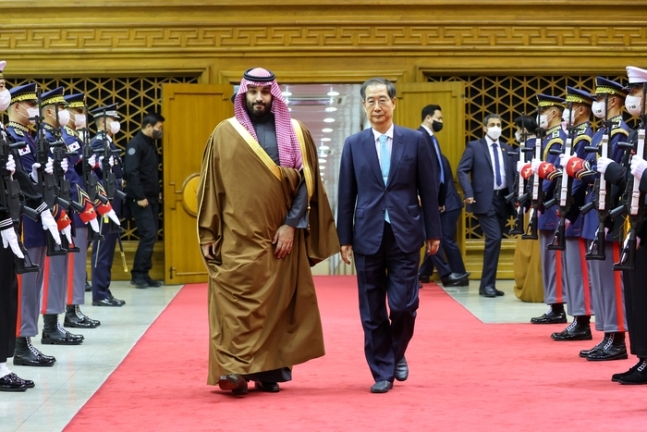 무함마드 빈 살만 사우디아라비아 왕세자(왼쪽)가 지난 17일 오전 0시30분쯤 성남 서울공항에 입국해 영접 나온 한덕수 국무총리와 이동하고 있다. 총리실 제공