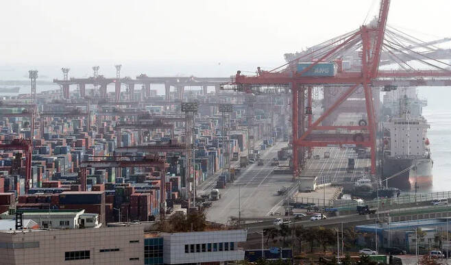 지난 11일 부산항 신선대 부두에서 컨테이너 하역작업이 진행되고 있다. 연합뉴스