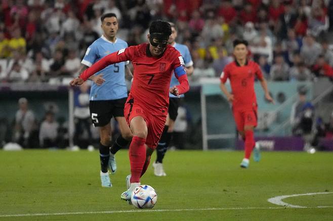 South Korea's Son Heung-min takes control of the ball during the World Cup group H soccer match between Uruguay and South Korea, at the Education City Stadium in Al Rayyan, Qatar, Thursday. (AP-Yonhap)