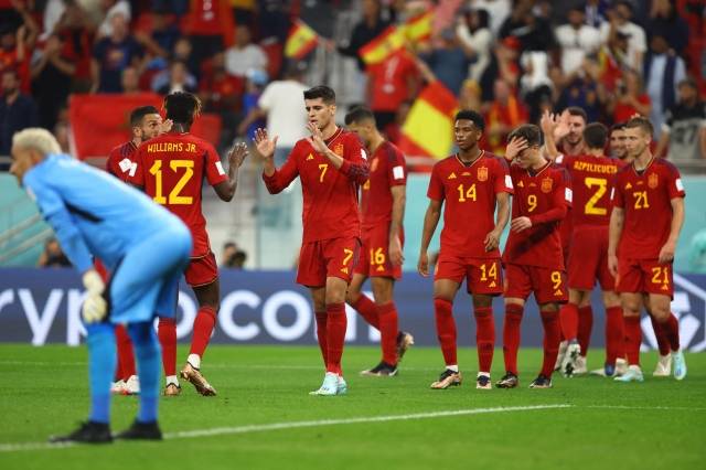 24일(한국시간) 카타르 도하의 앗수마마 스타디움에서 열린 2022 국제축구연맹(FIFA) 카타르 월드컵 조별리그 E조 1차전에서 스페인의 골 폭탄에 코스타리카 골키퍼 케일로르 나바스가 힘겨워하고 있다. 로이터연합뉴스