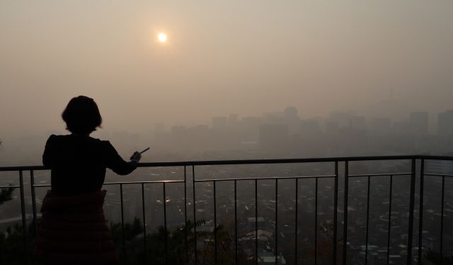 지난 10일 인왕산에서 내려다본 서울시내 모습. 기상청은 이날 수도권 미세먼지 농도 '나쁨'을 예보했다. 연합뉴스