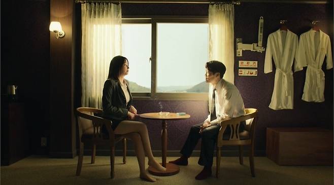 ‘몸값’ 도입부에서 주영(왼쪽)과 형수가 대화를 나누는 장면. 원작 단편영화 ‘몸 값’(연출 이충현)에서 설정과 대사 등을 그대로 차용해왔다. <사진제공=티빙>