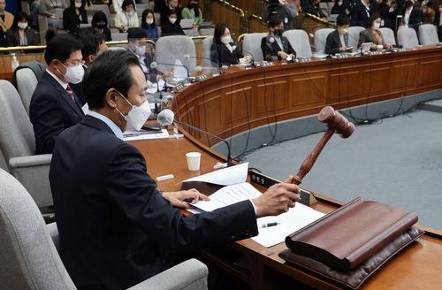 24일 국회에서 열린 이태원 참사 진상 규명과 재발 방지를 위한 국정조사 특별위원회 첫 회의에서 우상호 위원장이 회의 일정 등에 관해 안건을 의결하고 있다. <한주형 기자>