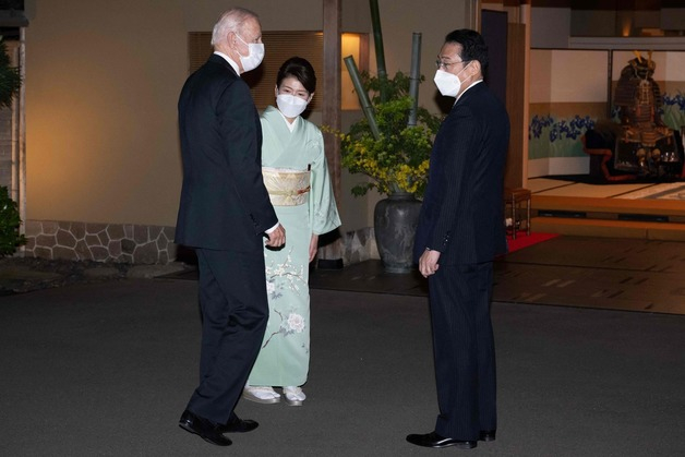 조 바이든 미국 대통령이 지난5월23일(현지시간) 도쿄의 전통 식당에서 열린 만찬에 도착해 기시다 후미오 일본 총리, 부인 유쿄 여사의 환영을 받고 있다.(C) AFP=뉴스1
