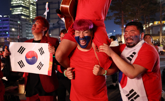 24일 오후 서울 종로구 광화문광장 육조마당에서 붉은악마와 시민들이 거리응원을 하고 있다. 연합뉴스