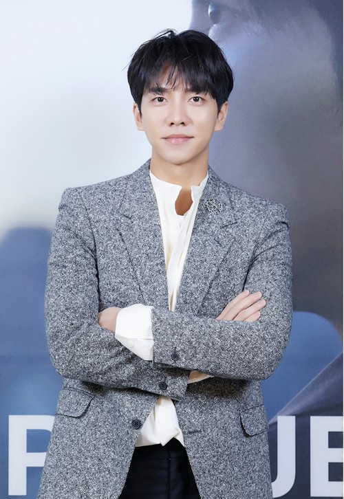Singer and actor Lee Seung-gi fandom made a statement.Lee Seung-gi Fan Union Irene said in an official statement on 24 Days, Lee Seung-gi Fan Union Irene condemns HOOK ENTERTAINMENT and representative Kwon Jin-young and actively supports Lee Seung-gi.Despite Lee Seung-gis successful Singer activities, it is extremely unfair that the soundtrack Revenue payment of the agency Hook is zero and that the request for confirmation of the soundtrack settlement filed by Lee Seung-gi a year ago was ignored, he said.In the meantime, it is said that the company has committed suicide because it has committed suicide. It is said that the company has committed suicide because it has committed suicide. Par Chloé and I called for a halt to the harassment.We will protect Lee Seung-gi with all our efforts from Hook and Kwon Jin-young, who have committed human rights abuses, and declare that Lee Seung-gi will support and protect his vigorous entertainment activities in the future.Recently, Lee Seung-gi sent a proof of the intention to disclose the soundtrack fee Revenue Settlement to his agency.In the case of Lee Seung-gi, Lee Seung-gi has been working on the project for the past two years. I did not even know that the soundtrack fee Revenue was happening, and recently I was aware of the soundtrack fee Revenue by seeing the wrong letter sent by HOOK ENTERTAINMENT staff. Lee Seung-gi has asked for settlement details several times, but HOOK ENTERTAINMENT has avoided providing the details with various false excuses such as You are a negative singer. On the other hand, Hook Enters Kwon said on the 21st, If the future hook or individual is clearly identified, I will take full responsibility without backing down or avoiding it.