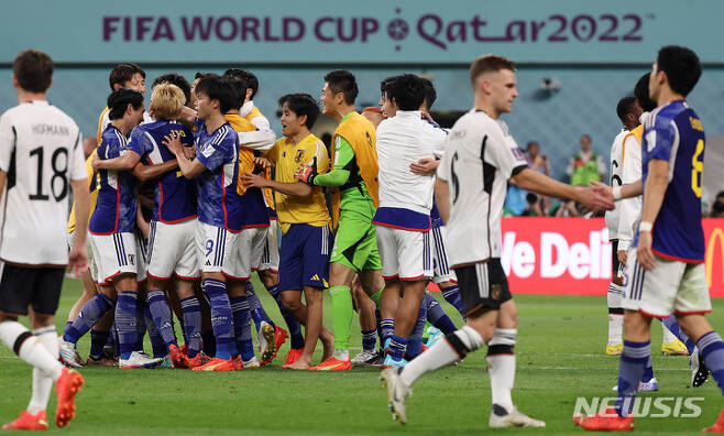[도하(카타르)=뉴시스] 백동현 기자 = 23일(현지시간) 오후 카타르 도하 칼리파 스타디움에서 열린 2022 카타르 월드컵 조별리그 E조 1차전 독일과 일본의 경기, 1대 2로 역전승을 이룬 일본 선수들이 기뻐하고 있다. 2022.11.24. livertrent@newsis.com
