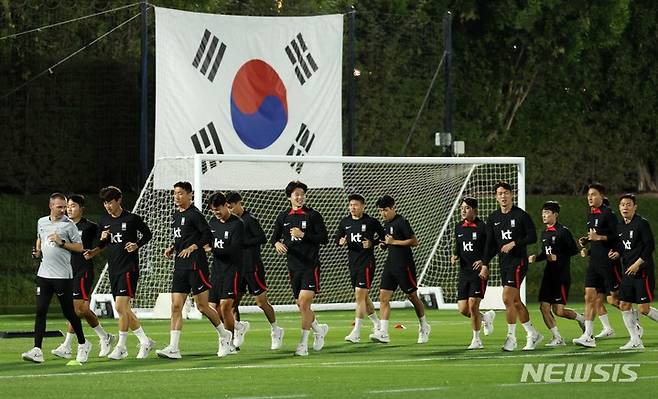 [도하(카타르)=뉴시스] 조성우 기자 = 한국 축구대표팀 선수들이 15일(현지시간) 오후 카타르 도하 알 에글라 트레이닝센터에서 훈련에 열중하고 있다. 2022.11.15. xconfind@newsis.com