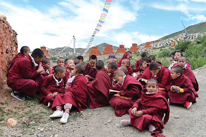 야르똥 축제에 참석한 차량마을 곰파의 어린 라마학생들.