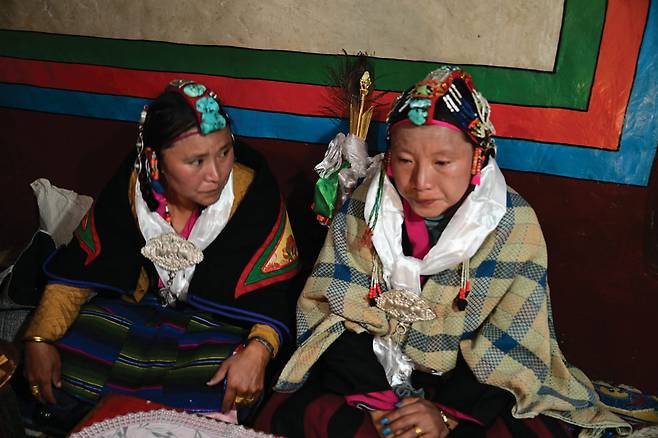 초세르마을 결혼식장의 신부(오른쪽).