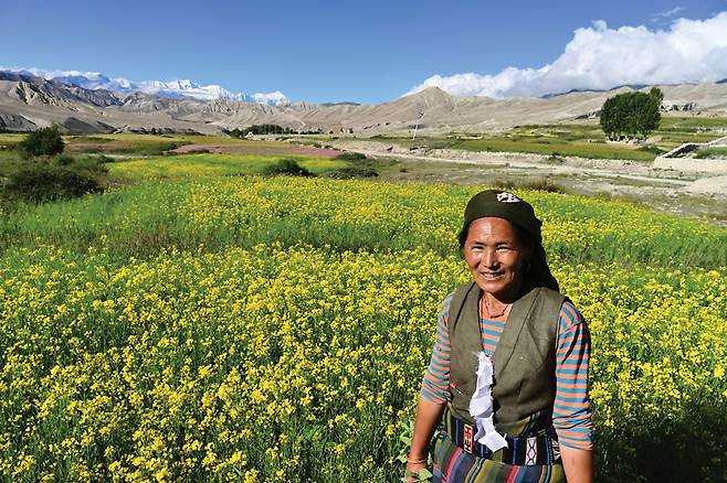 초세르마을 유채밭에서 만난 여인(밝은 미소가 행복해 보인다).