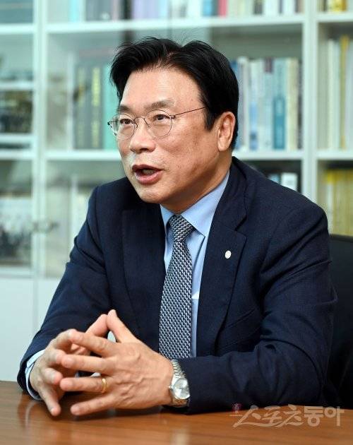 무궁화금융그룹 골프단을 이끄는 무궁화신탁 권준명 대표이사가 서울 강남구 테헤란로에 있는 무궁화신탁 본사에서 포즈를 취하고 있다. 권 대표이사는 “남자골프 발전에 기여하겠다는 순수한 마음으로 올해 골프단을 창단했지만, 홍보효과 등에서 회사도 큰 시너지를 얻고 있다”고 밝혔다. 김종원 기자 won@donga.com