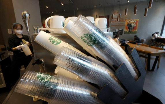 서울의 한 커피 전문점에 일회용 컵이 쌓여있다.(사진=연합뉴스)