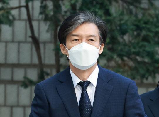 자녀 입시비리·감찰 무마 의혹을 받는 조국 전 법무부 장관이 지난 18일 서울 서초구 서울중앙지방법원에서 열린 1심 속행 공판에 출석하고 있다. (사진=연합뉴스)