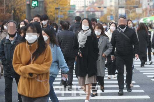 초겨울 날씨를 보인 지난 15일 오전 서울 광화문네거리에서 두툼한 옷차림의 출근길 시민들이 발걸음을 재촉하고 있다. (사진=김태형 기자)