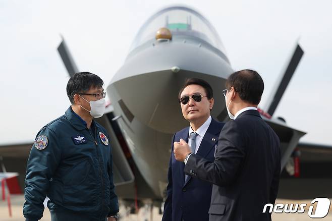 윤석열 대통령(가운데)이 24일 경남 사천시 한국항공우주산업(KAI)에서 국산 항공기 및 전투기를 참관하고 있다. (대통령실 제공) 2022.11.24/뉴스1 ⓒ News1 오대일 기자