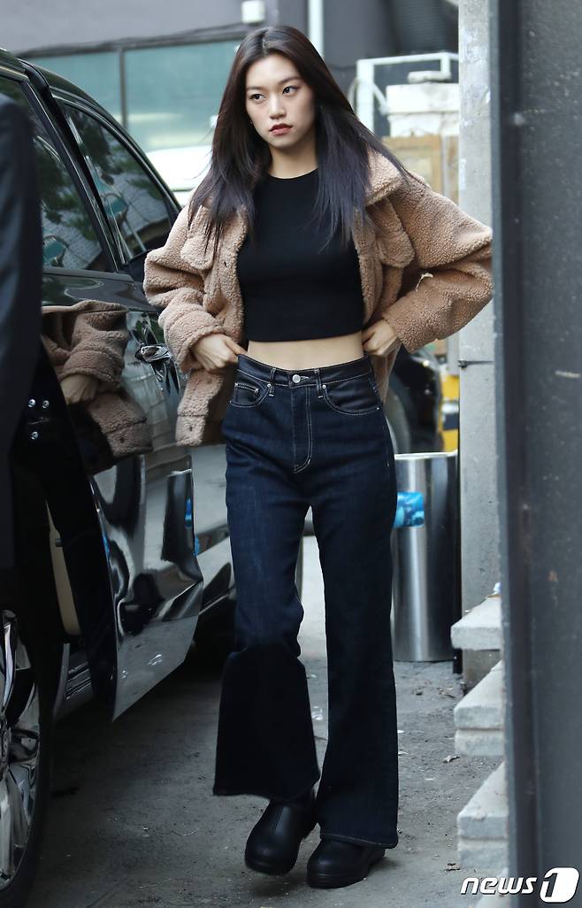 가수 김도연이 24일 오후 서울 성동구 성수 타임 에프터타임에서 열린 글로벌 라이프스타일 브랜드 ‘어그(UGG)X제페토 FEEL HOUSE' 팝업 론칭 기념 행사에서 옷 매무새를 고치고 있다. ⓒ News1 권현진 기자