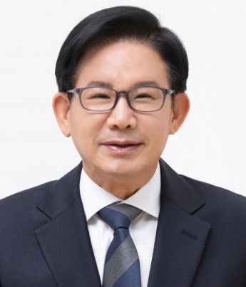 25일 검찰이 구청 사무실을 돌며 선거운동을 한 혐의를 받는 박강수 서울 마포구청장을 재판에 넘겼다.
