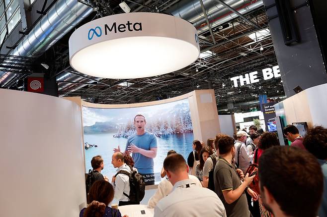 마크 저커버그 메타 CEO가 지난 6월 프랑스 파리에서 열린 스타트업 콘퍼런스에서 자사의 가상현실 플랫폼을 배경으로 메타버스에 대해 설명하고 있다. /로이터