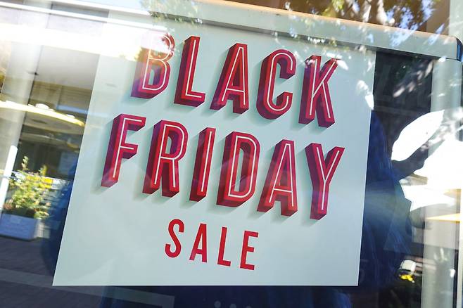 미국 캘리포니아의 한 쇼핑몰에 걸린 블랙 프라이데이 세일을 알리는 광고판. /로이터 연합뉴스