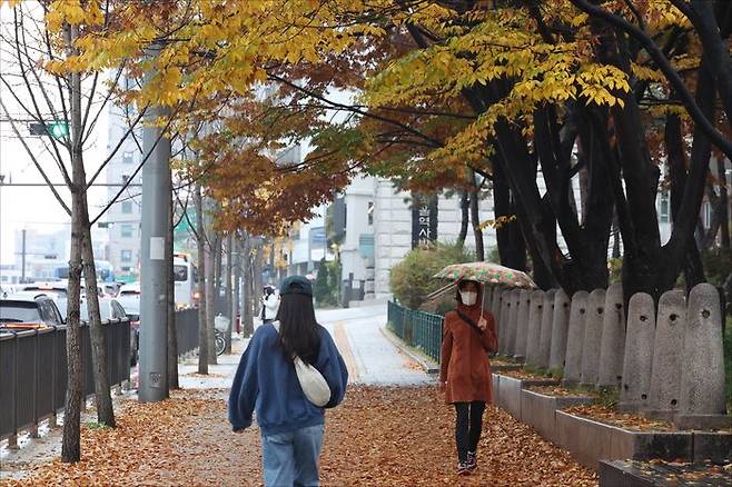 가을비가 내리고 있는 12일 오후 서울 종로구의 한 거리에서 시민들이 길을 지나고 있다. ⓒ데일리안 홍금표 기자