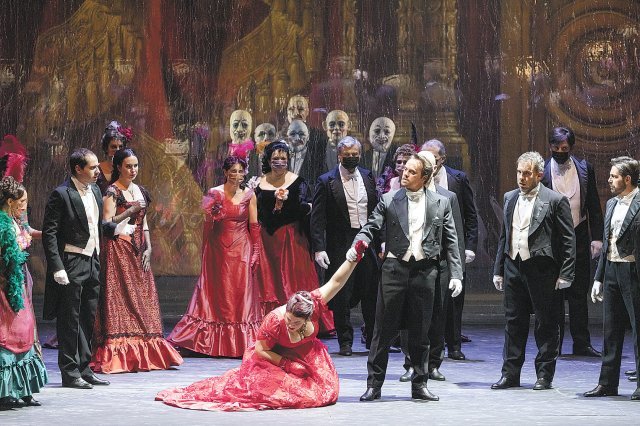 지난해 이탈리아 토리노 레조 극장에서 공연된 ‘라 트라비아타’ 3막. 알프레도 역의 테너가 비올레타를 연기한 질다 피우메의 손을 잡고 자신을 배신했다며 분노하고 있다. 솔오페라단 제공