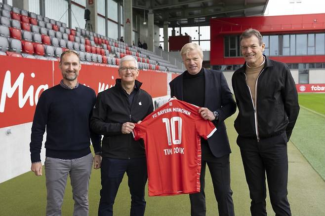 팀 쿡 애플 최고경영자(왼쪽에서 두번째)가 독일 FC 바이에른 뮌헨 관계자와 사진을 찍고 있다. 기사와 직접적 관련 없음. 트위터 갈무리.
