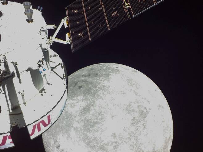 21일 오리온이 촬영한 달 근접 셀카. 미 항공우주국(NASA) 플리커 갈무리.