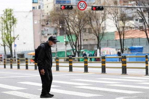 지난 4월14일 오후 서울 종로구 탑골공원 인근에서 한 어르신이 횡단보도에 서 있다. /뉴시스
