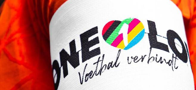 네덜란드축구협회가 공개한 성소수자 차별 반대 무지개 완장. 네덜란드축구협회 누리집 갈무리