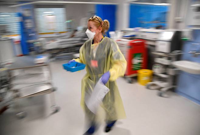 2021년 1월20일 영국 밀턴케인즈 대학병원에서 코로나19 환자를 치료하는 간호사의 모습. 로이터 연합뉴스