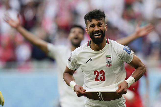 이란 라민 레자이안이 25일(한국시각) 카타르 알라이얀 아흐마디 빈 알리 스타디움에서 열린 2022 카타르월드컵 B조 웨일스와 경기에서 팀 두 번째 골을 터뜨린 뒤 기뻐하고 있다. 알라이얀/AP 연합뉴스