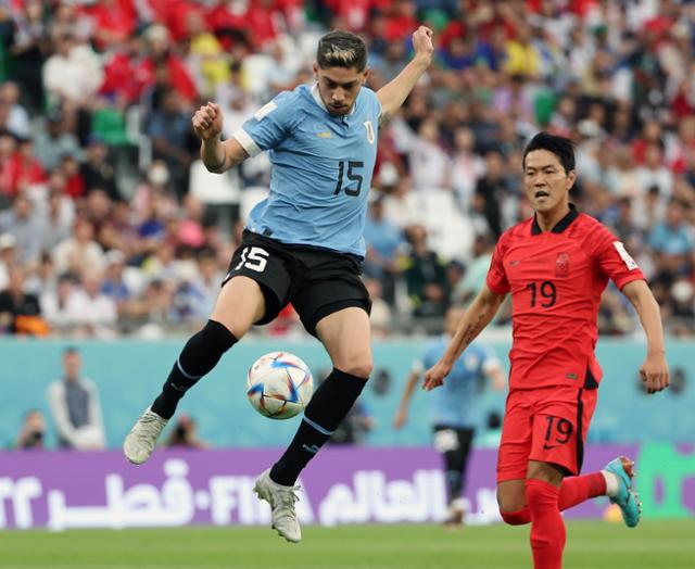 24일 카타르 알라얀의 에듀케이션 시티 스타디움에서 열린 2022 카타르 월드컵 조별리그 H조 1차전 한국과 우루과이 경기에서 페데리코 발베르데(왼쪽)가 문전에서 공을 따내고 있다. 연합뉴스