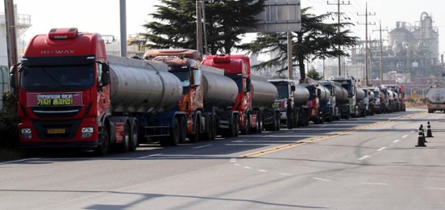 화물연대가 파업에 들어간 24일 석유화학 업체가 밀집한 전남 여수국가산업단지에 화물차가 세워져 있다. 연합뉴스
