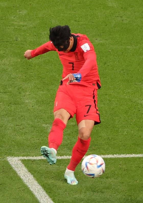 24일 오후(현지시간) 카타르 알라이얀의 에듀케이션 시티 스타디움에서 열린 2022 카타르 월드컵 조별리그 H조 1차전 대한민국과 우루과이 경기. 한국 손흥민이 우루과이 진영 좌측에서 슛을 하고 있다. 연합뉴스