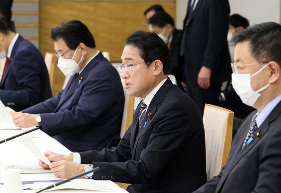 지난 10일 일본 총리관저에서 열린 회의에서 기시다 후미오 총리가 “임금 인상 성과에 성장과 분배 선순환 실현이 달려있다”고 말하고 있다. [사진 일본 총리관저]