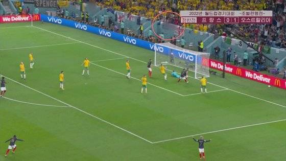 북한의 한국 지우기는 이뿐만이 아니다. 북한 조선중앙TV는 23일 2022 카타르 월드컵 조별리그 D조 1차전의 프랑스 대 호주 경기 일부를 녹화중계했다. 중앙TV는 이 중계에서 관중석쪽에 있는 태극기(붉은원) 를 모자이크 처리했다. 조선중앙TV 화면. 연합뉴스