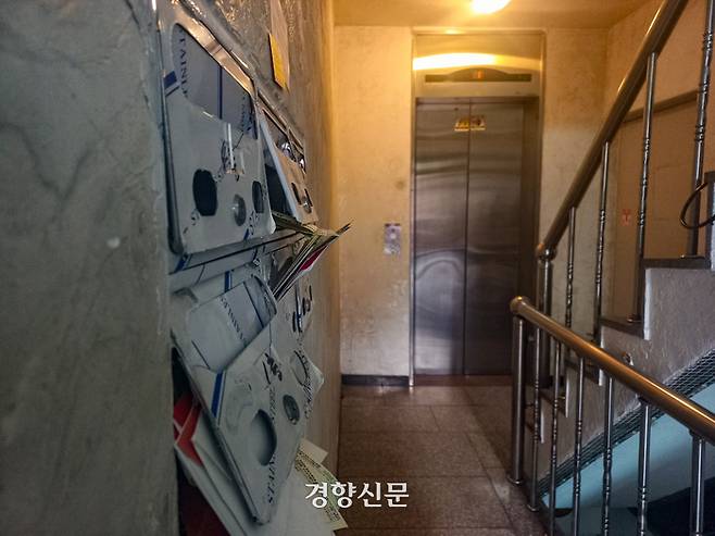 지난 23일 서울 서대문구에서 함께 숨진 채 발견된 모녀가 살던 다세대주택의 25일 모습. 현관 우편함에 각종 고지서들이 꽂혀있다. 윤기은 기자