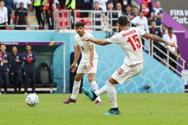 2022 카타르 월드컵 조별리그 B조 2차전 웨일스 대 이란 경기. 이란의 루즈베 체시미가 선제골을 넣고 있다. 연합뉴스
