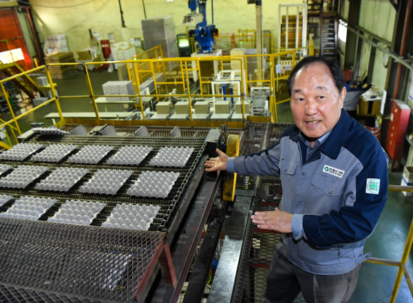 유이상 풍년그린텍 대표가 경기도 안산 계란판 공장에서 제조 과정을 설명하고 있다. 안산=신석현 포토그래퍼