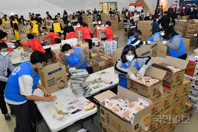 서울시광역푸드뱅크와 CJ나눔봉사단에서 나온 100여명의 자원봉사자들이 상자를 포장하는 모습. 신석현 포토그래퍼