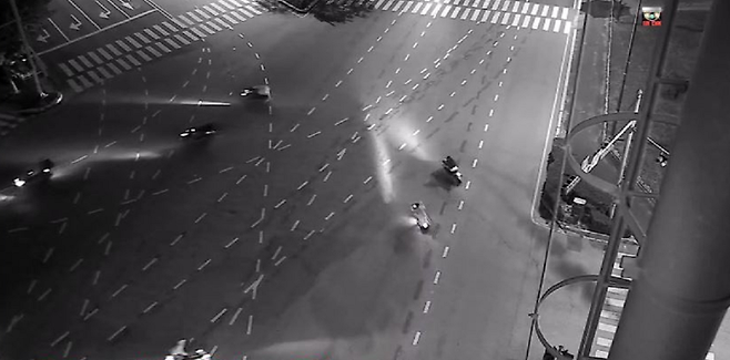 광주역 광장에서 7대의 오토바이가 굉음을 내며 빙빙 돌고 있는 모습 / 사진=광주경찰청 제공