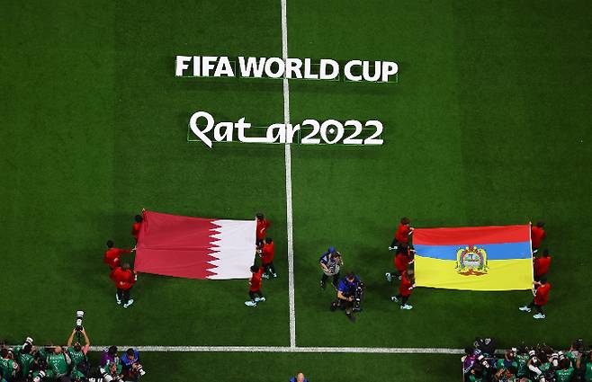 카타르가 국제축구연맹(FIFA) 카타르월드컵 2차전에서 세네갈과 맞대결을 펼친다. 사진은 카타르 알코르 알바이트 스타디움에서 카타르기와 에콰도르기가 나란히 놓여있는 모습. /사진=로이터