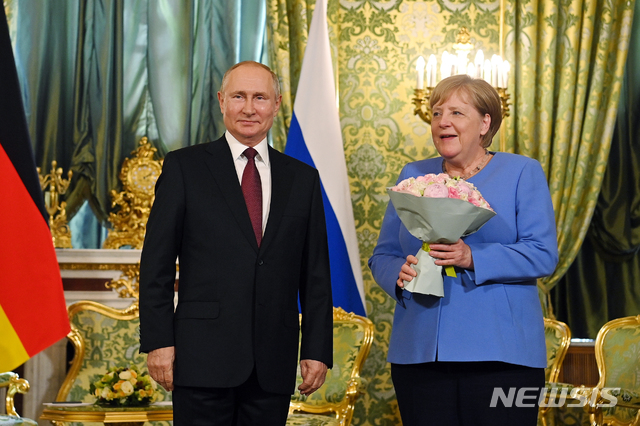 [모스크바/스푸트니크·AP=뉴시스] 앙겔라 메르켈 독일 전 총리(오른쪽)와 블라디미르 푸틴 러시아 대통령이 지난해 8월20일 모스크바 크렘린궁에서 회담에 앞서 사진을 찍고 있다.